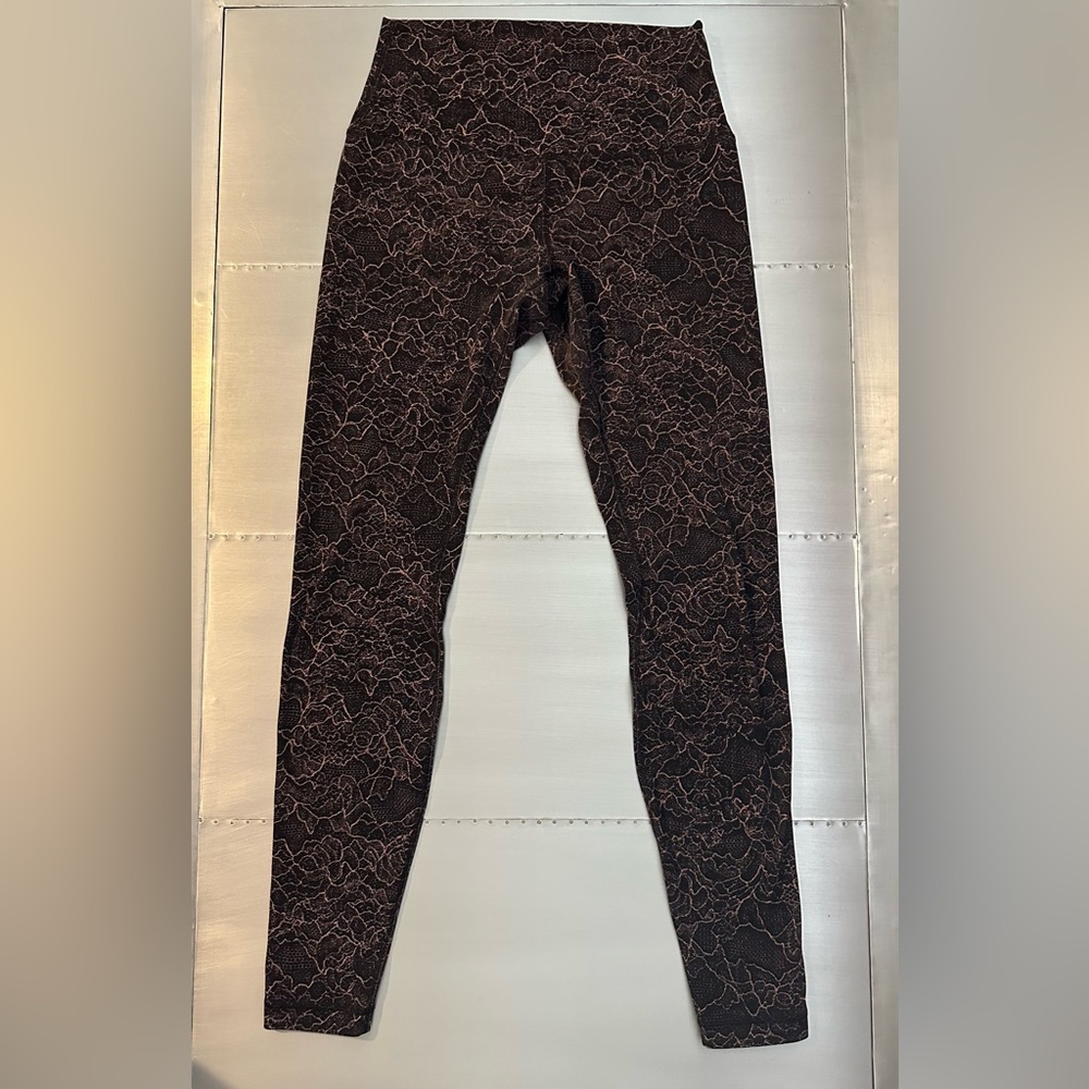 lululemon aWomen's Leggings Size 6, pink and black floral